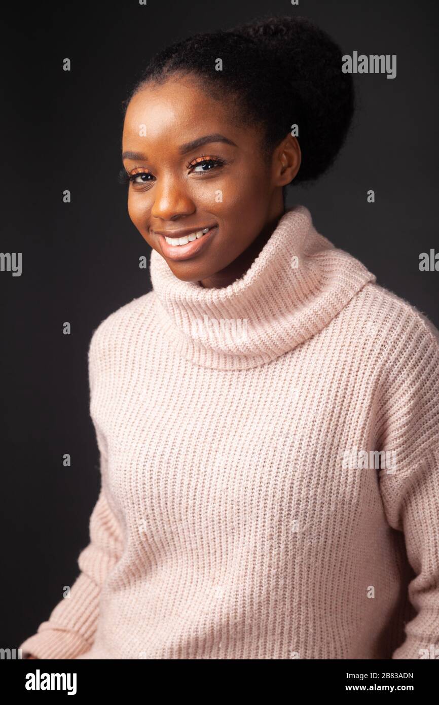 Porträt einer schönen jungen Frau, die einen Wollpullover trägt Stockfoto