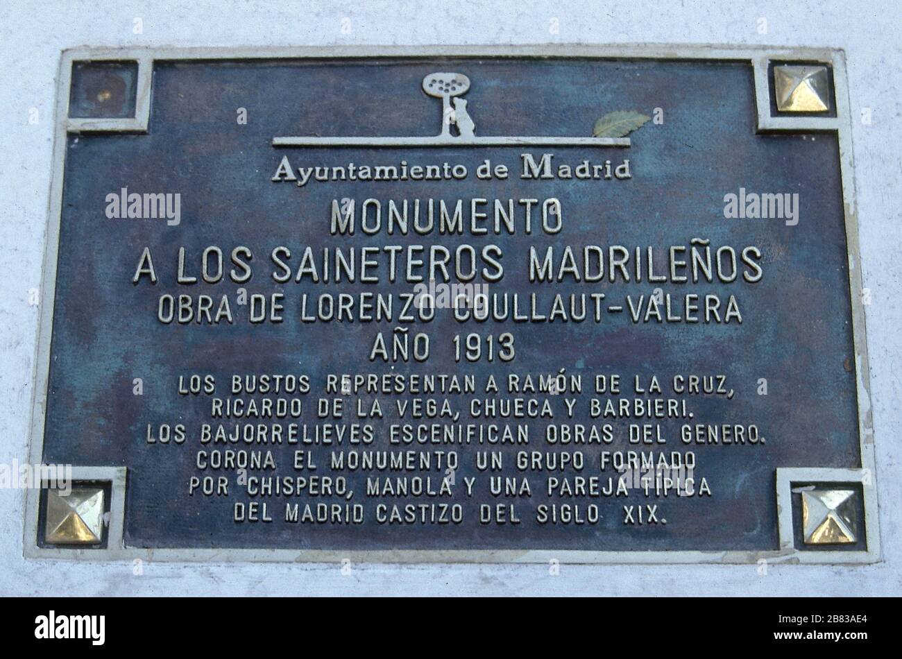 MONUMENTO A LOS SAINETEROS Y CHISPEROS MADRILEÑOS - 1913 - DET DE LA PLACA EXPLICATIVA EN EL PEDESTA. AUTOR: COULLAUT VALERA LORENZO. Lage: AUSSENANSICHT. MADRID. SPANIEN. Stockfoto