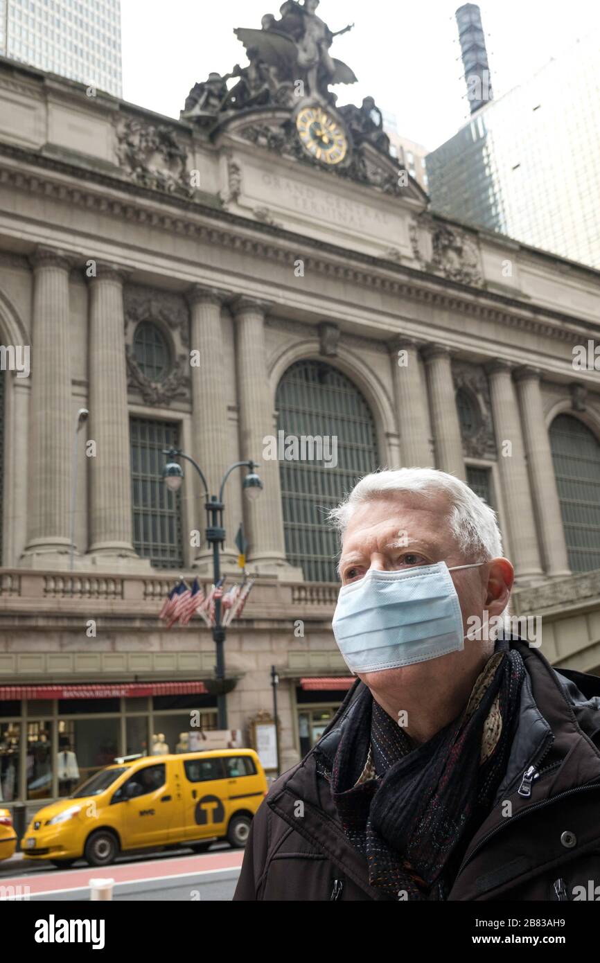 Ältere Menschen mit Gesundheits- und Sicherheitsbedenken tragen in Midtown Manhattan, New York City, USA, eine Gesichtsmaske Stockfoto