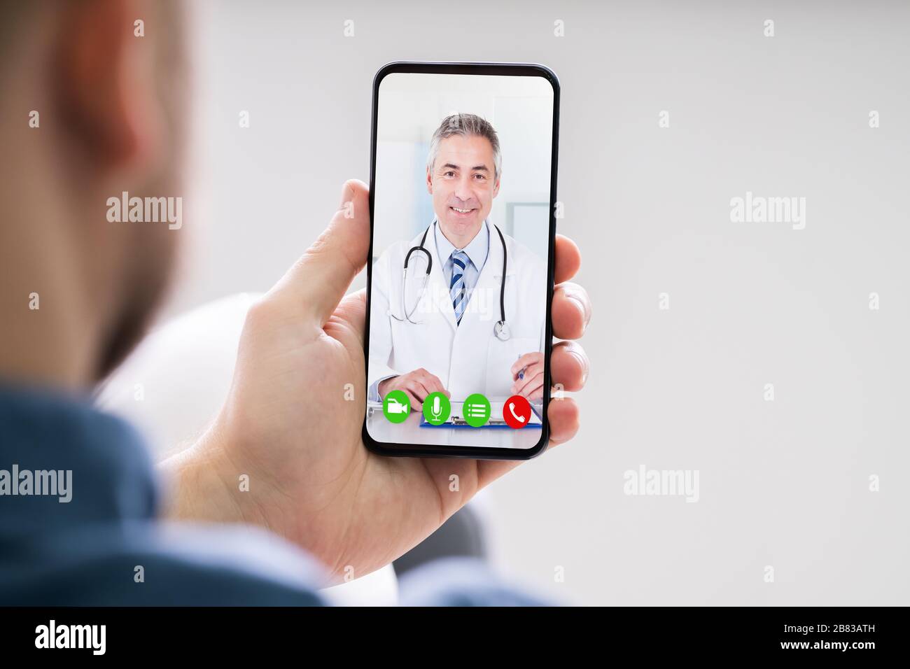 Person Videochattierung Mit Arzt Auf Handy Stockfoto