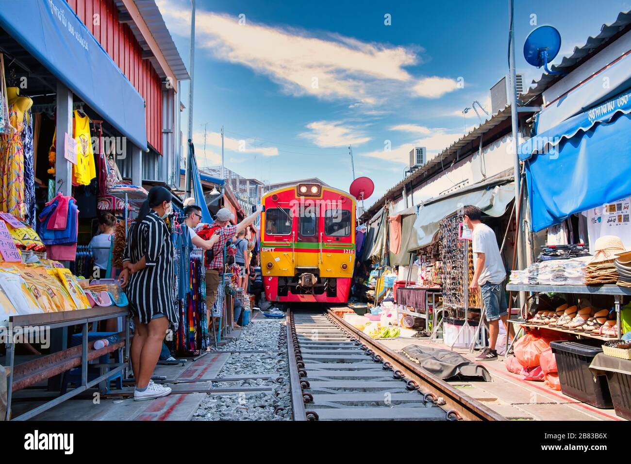 Bahn am Maeklong Train Market - Maeklong Railway Market, in der Provinz Samut Songkhram in Thailand Stockfoto
