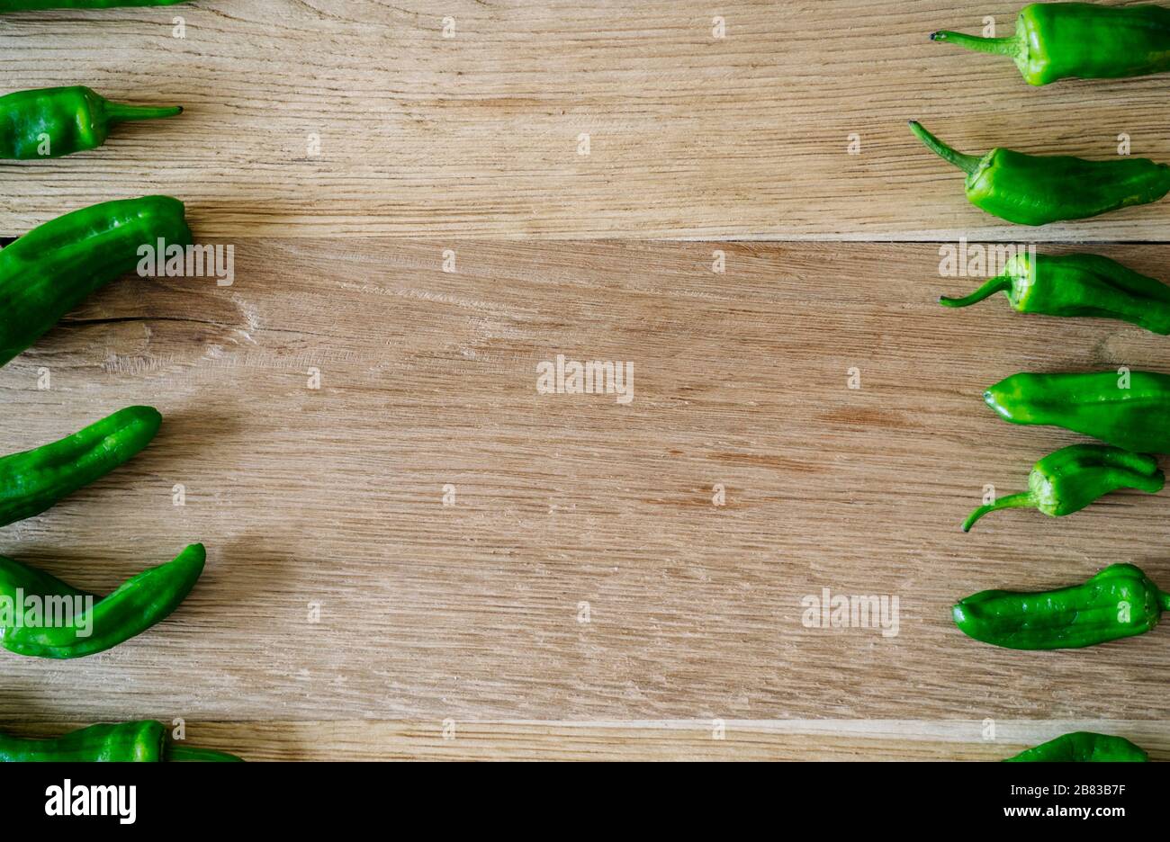 Grüne Paprika auf Holzhintergrund. Gesundes und vegetarisches Essen. Stockfoto