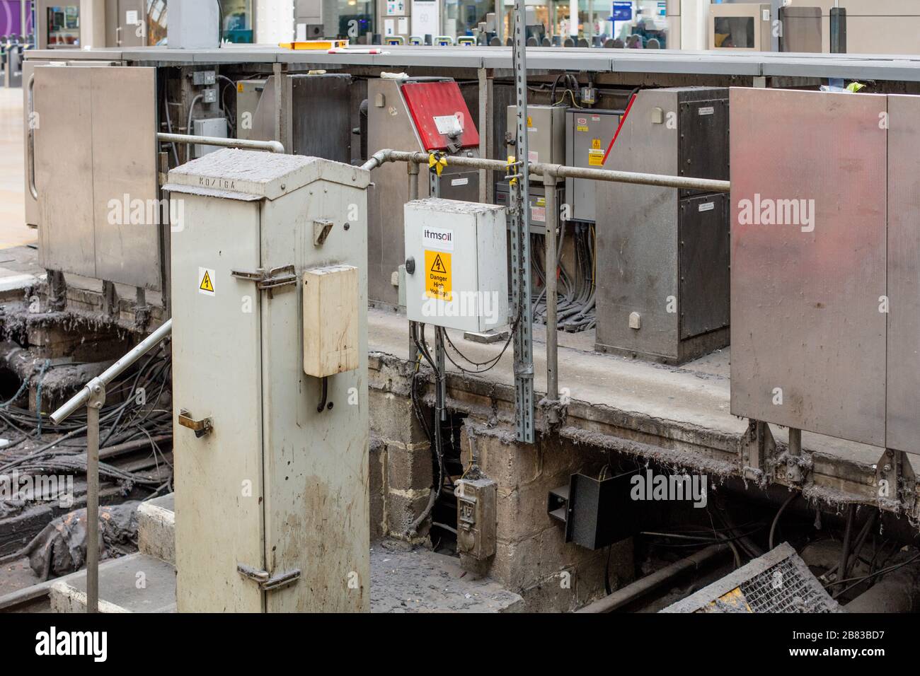 Zugpuffer und elektrische Ausrüstung am Bahnhof Paddington, einem Bahnterminus und dem Londoner U-Bahn-Komplex Praed St in Paddington, London Stockfoto