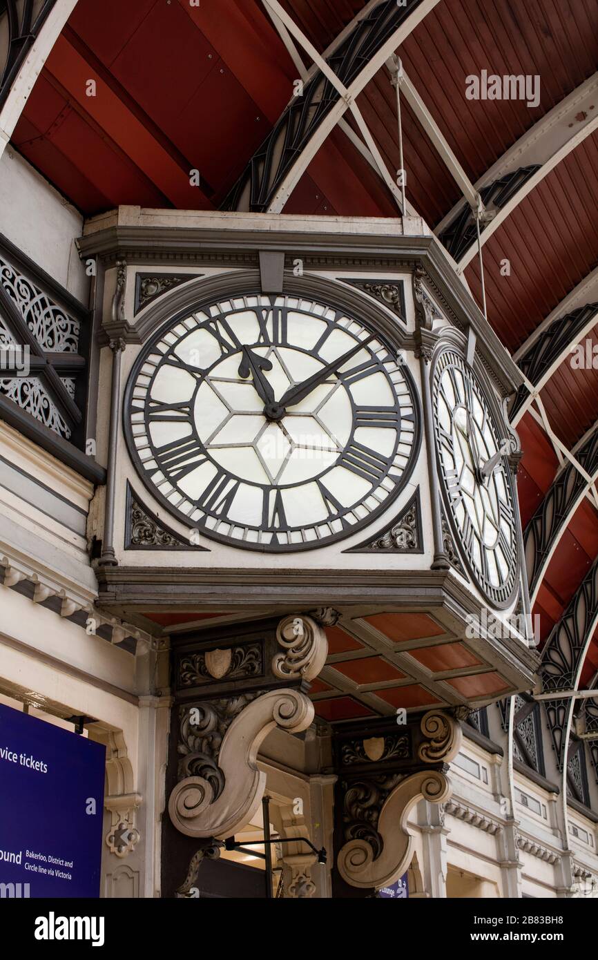 Große dekorative Bahnhofsuhr am Bahnhof Paddington, ein Bahnterminus und ein Londoner U-Bahn-Komplex an der Praed St in Paddington, London Stockfoto