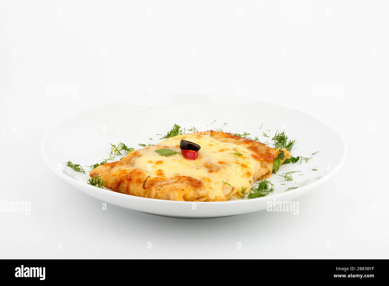 Gefüllte Pfannkuchen. Vorderansicht selektiver Fokus weißer Hintergrund. Stockfoto