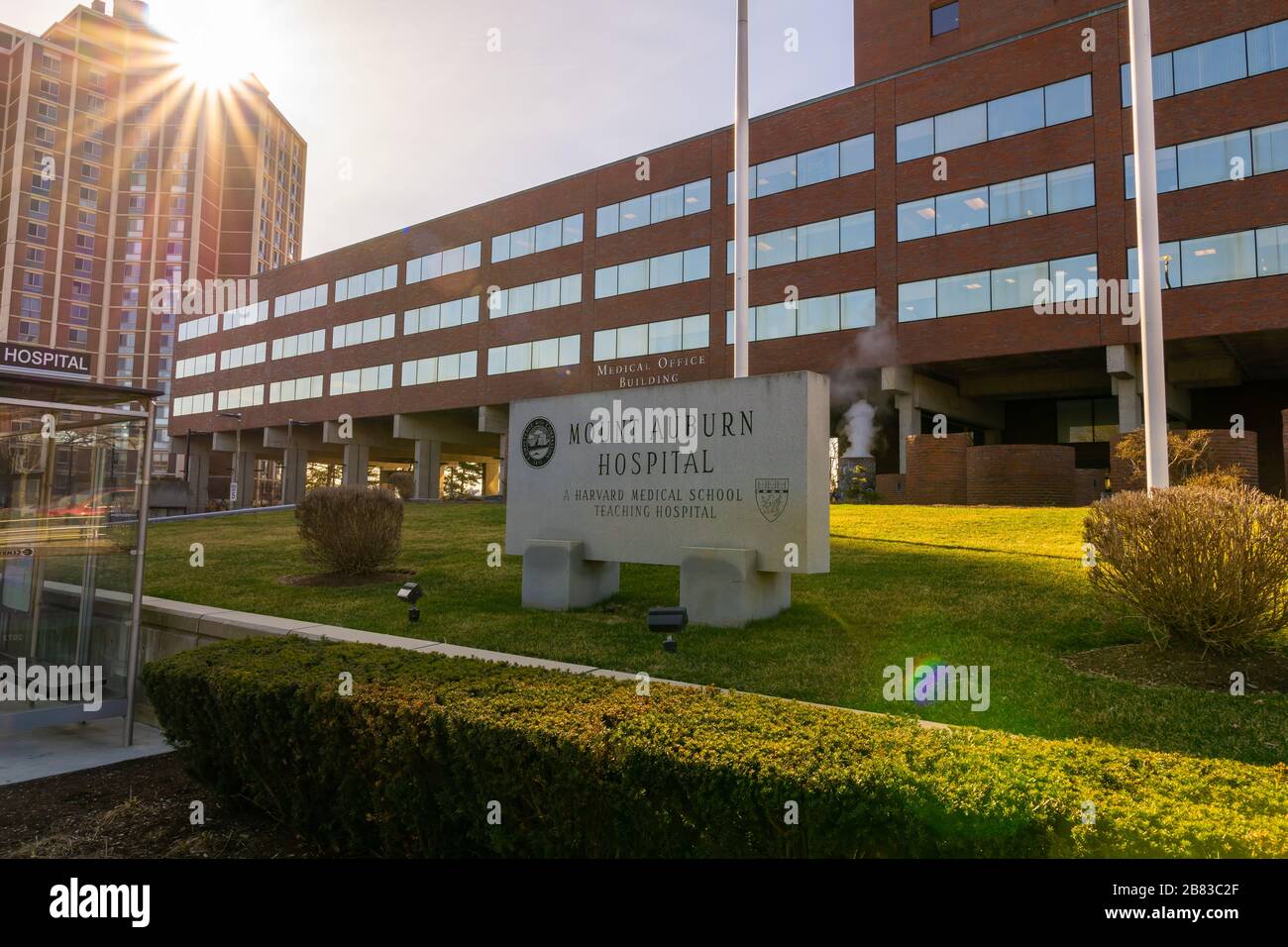 Cambridge MA USA - 16.3.2020 - Mount Auburn Hospital, ein Krankenhaus in Cambridge, Massachusetts, das der Harvard Medical School angeschlossen ist. Stockfoto