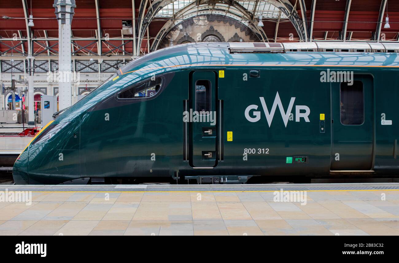 GWR-Zug (Great Western Railway) am Bahnhof Paddington, einem Eisenbahnterminus und dem Londoner U-Bahn-Komplex in Praed St in Paddington, London Stockfoto