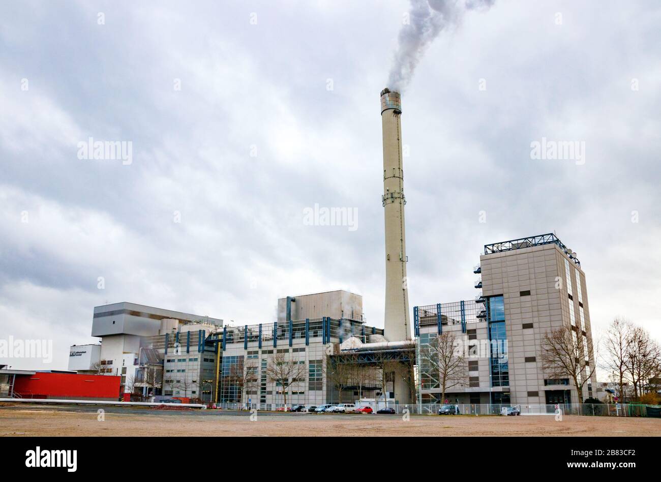 ZAS Müllheizkraftwerk unter wolkenverhallten Himmel. Darmstadt, Deutschland. Stockfoto