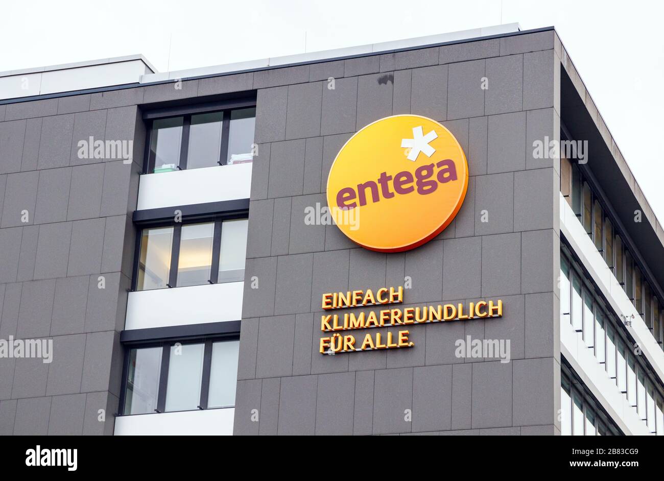 Wand eines Bürogebäudes mit dem Entega-Logo und einem Text mit der Aufschrift "Klimafreundlich einfach für alle". Darmstadt, Deutschland. Stockfoto