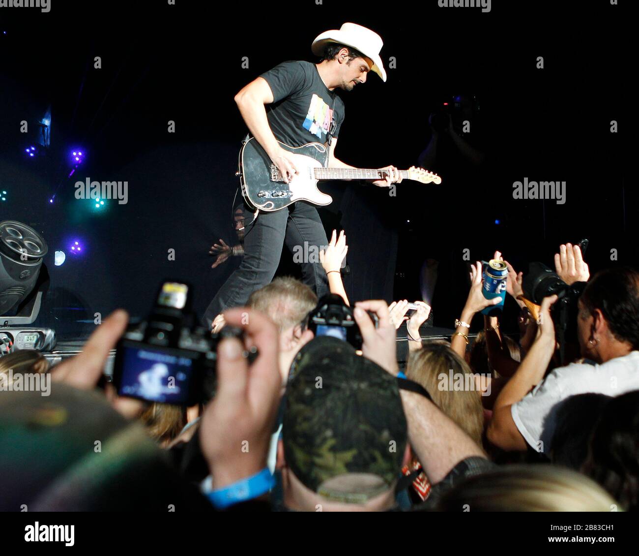 Brad Paisley tritt in West Palm Beach, Florida auf. Der Gewinner der 10. Staffel von American Idol Scotty McCreery und die Band Perry eröffnen die Show. Stockfoto
