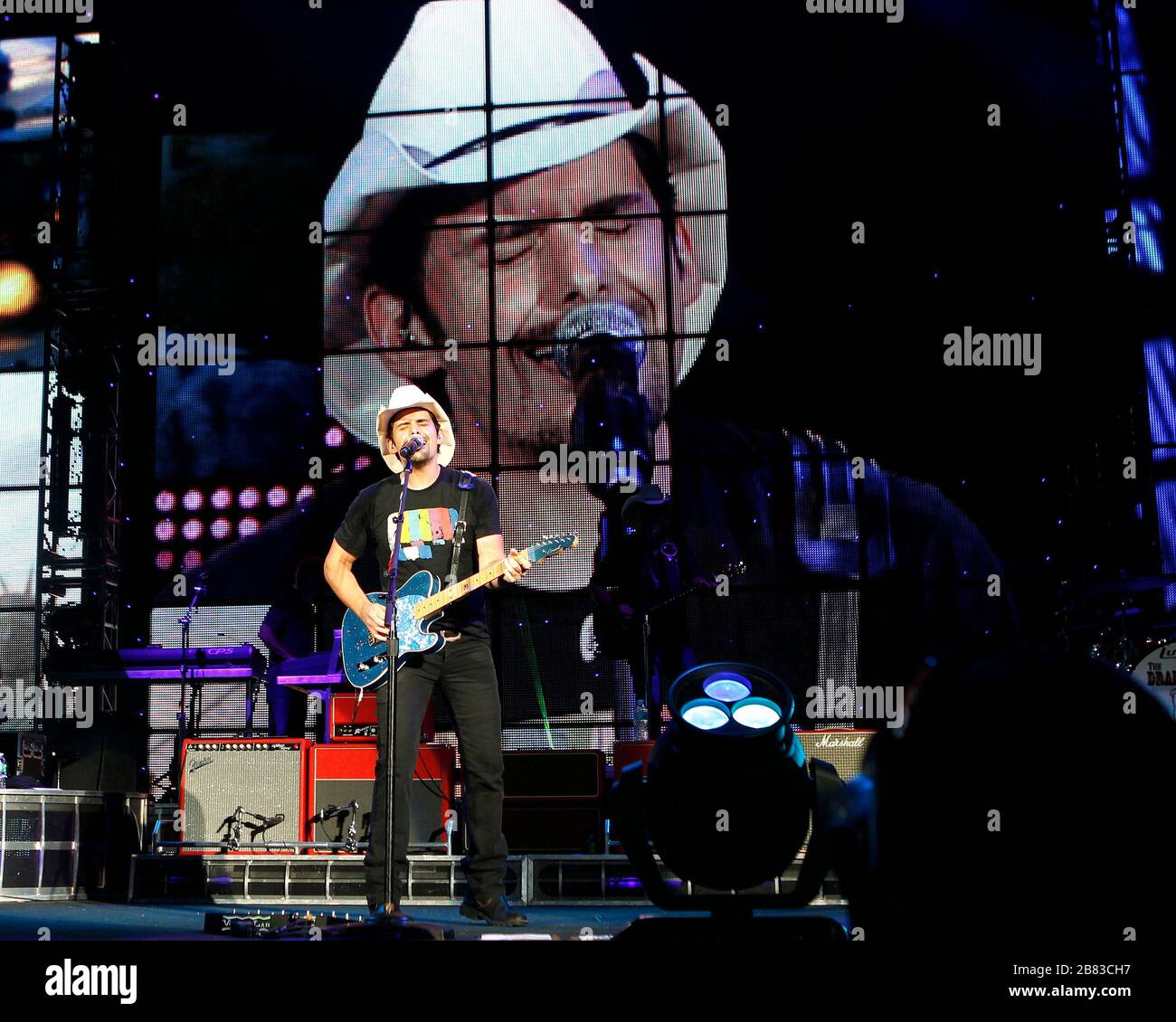 Brad Paisley tritt in West Palm Beach, Florida auf. Der Gewinner der 10. Staffel von American Idol Scotty McCreery und die Band Perry eröffnen die Show. Stockfoto