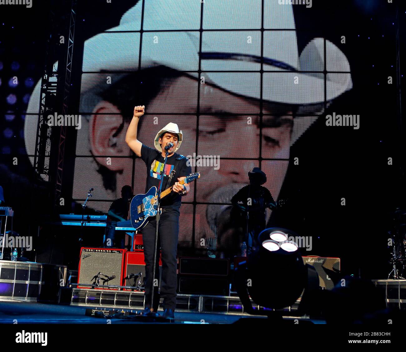 Brad Paisley tritt in West Palm Beach, Florida auf. Der Gewinner der 10. Staffel von American Idol Scotty McCreery und die Band Perry eröffnen die Show. Stockfoto