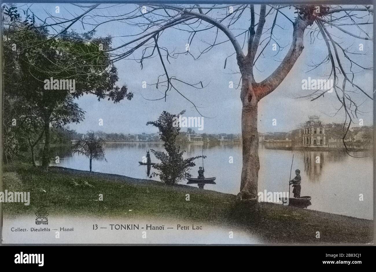 Gravierte Postkarte des Hoan-Kiem-Sees, auch bekannt als Sword Lake, mit dem Turtle Tower rechts, Hanoi, Vietnam, des Fotografen Pierre Dieulefils, 1905. Aus der New York Public Library. Hinweis: Das Bild wurde mit einem modernen Verfahren digital koloriert. Farben sind möglicherweise nicht periodengenau. () Stockfoto