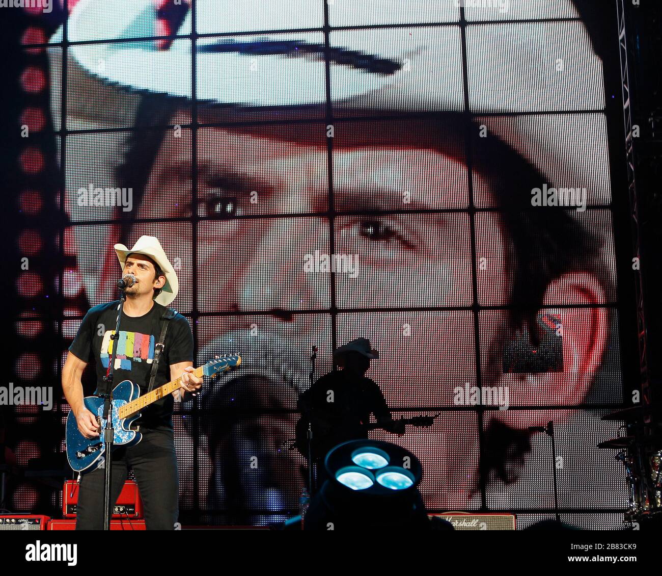 Brad Paisley tritt in West Palm Beach, Florida auf. Der Gewinner der 10. Staffel von American Idol Scotty McCreery und die Band Perry eröffnen die Show. Stockfoto
