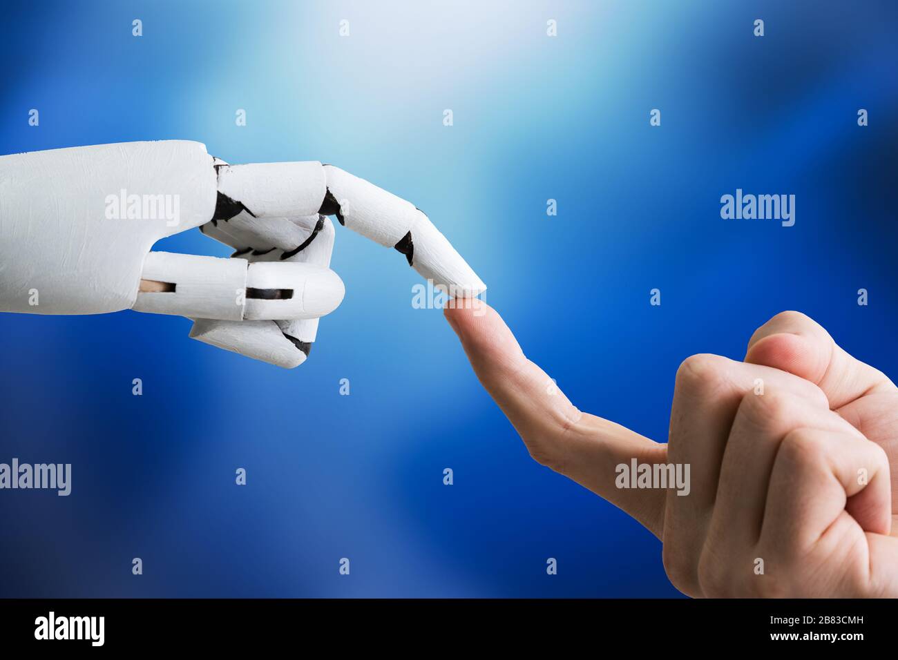 Nahaufnahme der Geschäftsmann, der mit dem Finger berühren Robotic Fingers auf weißem Hintergrund Stockfoto