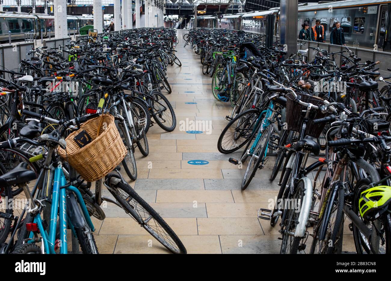 Fahrradständer im Bahnhof Paddington, einem Bahnterminal und dem Londoner U-Bahn-Komplex Praed St in Paddington, London Stockfoto