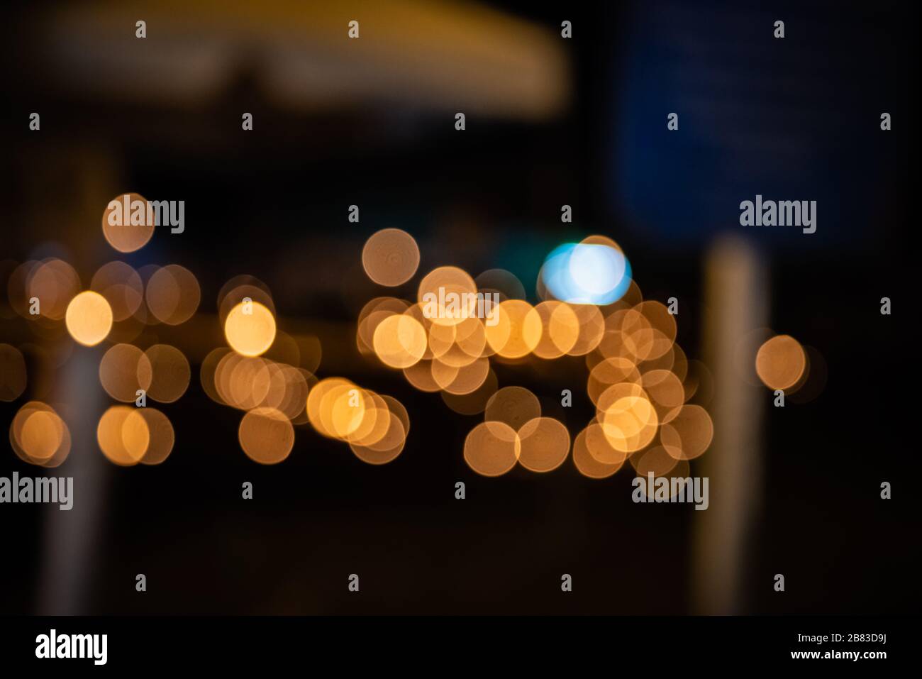 Warme Fensterfarbe bokeh Kreise von Licht verstreut Festatmosphäre Stockfoto
