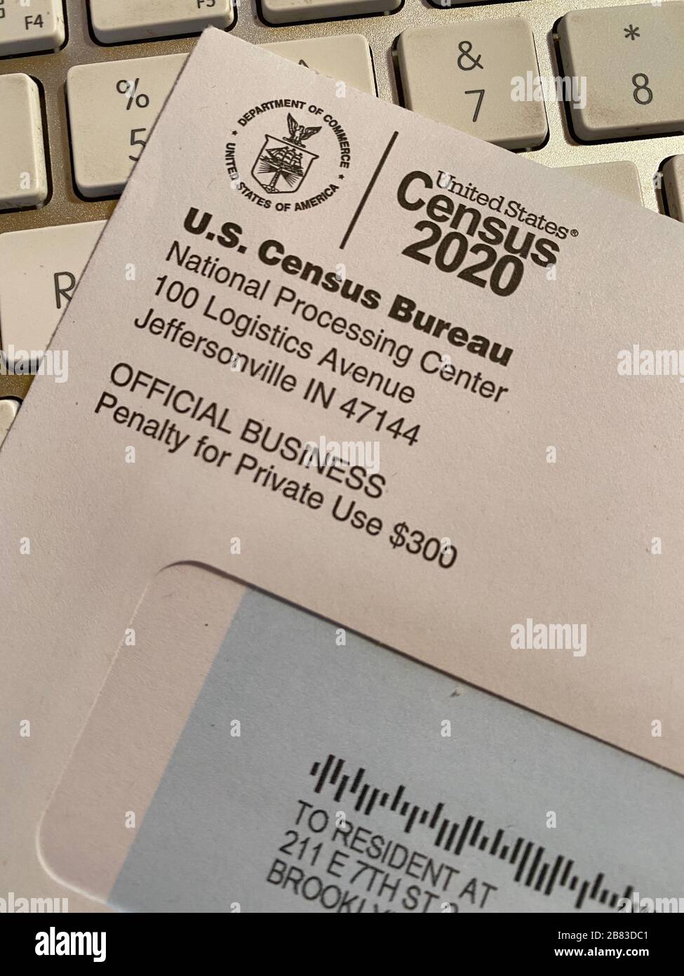 US Census Brief per Post an alle amerikanischen Adressen, um die Volkszählung 2020 online oder auf Papier abzuschließen, die alle 10 Jahre in den Vereinigten Staaten stattfindet. Stockfoto