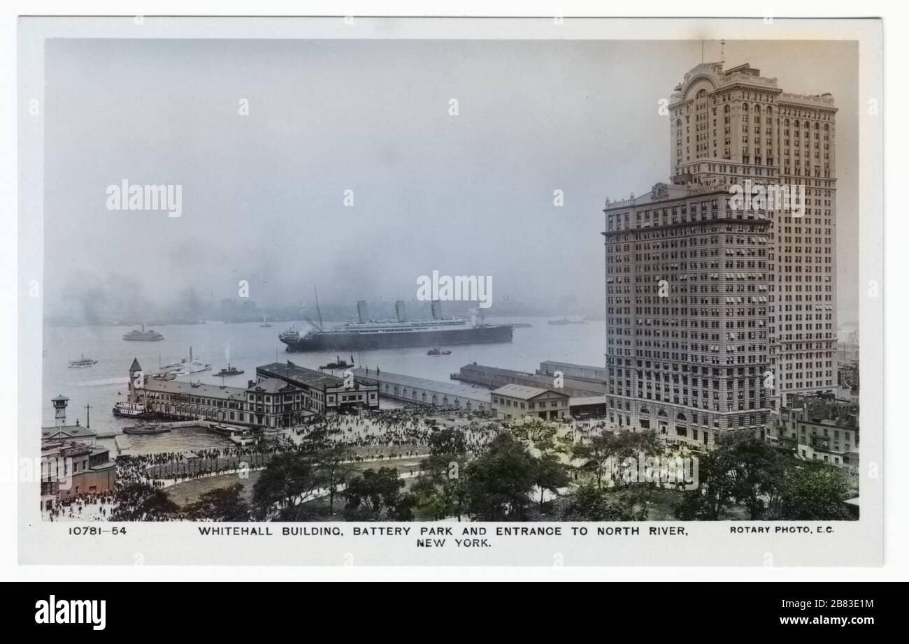 Gravierte Postkarte des Whitehall Building, Battery Park und Eingang zum North River, New York City, New York, herausgegeben von Franco-American Novelty Co, 1932. Aus der New York Public Library. Hinweis: Das Bild wurde mit einem modernen Verfahren digital koloriert. Farben sind möglicherweise nicht periodengenau. () Stockfoto