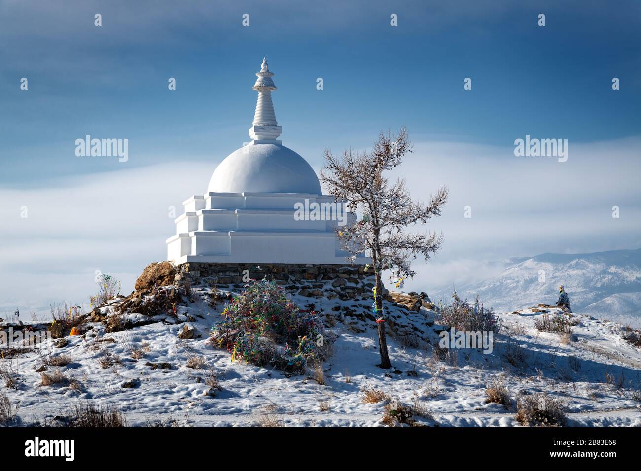 Ogoy Island, Baikalsee, Russland-Weiß-Buddhistische Stupa und baikalsee Stockfoto