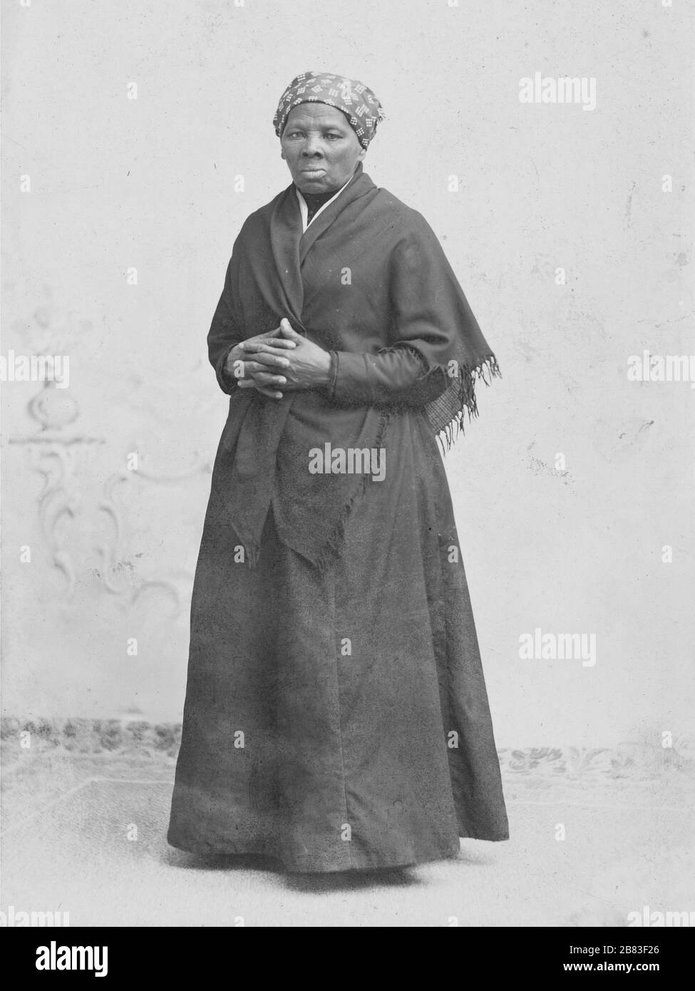 Porträt des Aktivisten Harriet Tubman in Schal mit gekreuzten Händen, 1885. Kostenlose Bibliothek des Kongresses. () Stockfoto