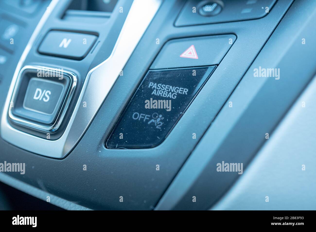 Nahaufnahme der Beifahrer-Airbag-Anzeigeleuchte auf dem Armaturenbrett eines Autos in Lafayette, Kalifornien, 7. Februar 2020. Viele Neufahrzeuge deaktivieren den Beifahrer-Airbag automatisch, wenn ein Passagier die Gewichtsanforderung für einen sicheren Airbagbetrieb unterschreitet. () Stockfoto