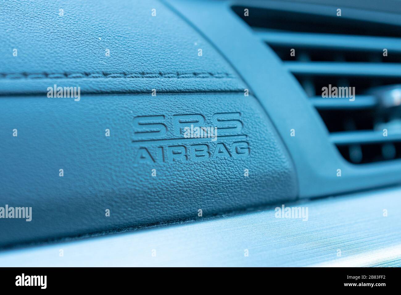 Nahaufnahme des Logos, das auf das Vorhandensein eines zusätzlichen Rückhaltesystems (SRS)-Airbags auf dem Armaturenbrett eines Autos in Lafayette, Kalifornien, 7. Februar 2020 hinweist. () Stockfoto