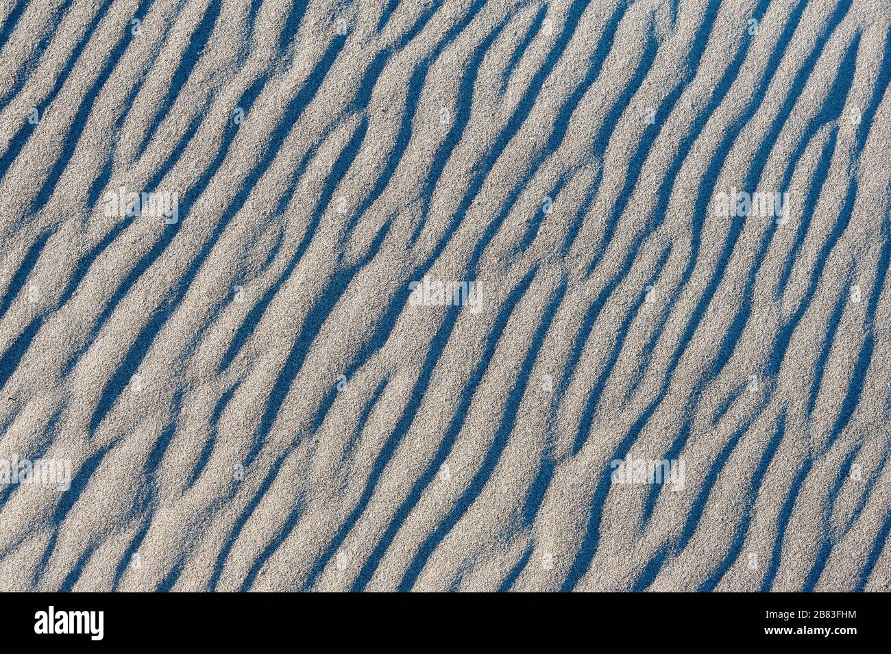 Abstraktes Strandmuster bei Ebbe Stockfoto