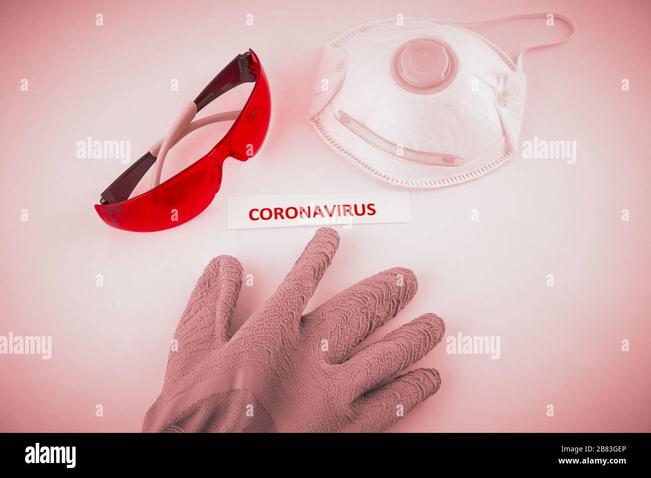 Coronavirus-Etikett neben Schutzkleidung Stockfoto