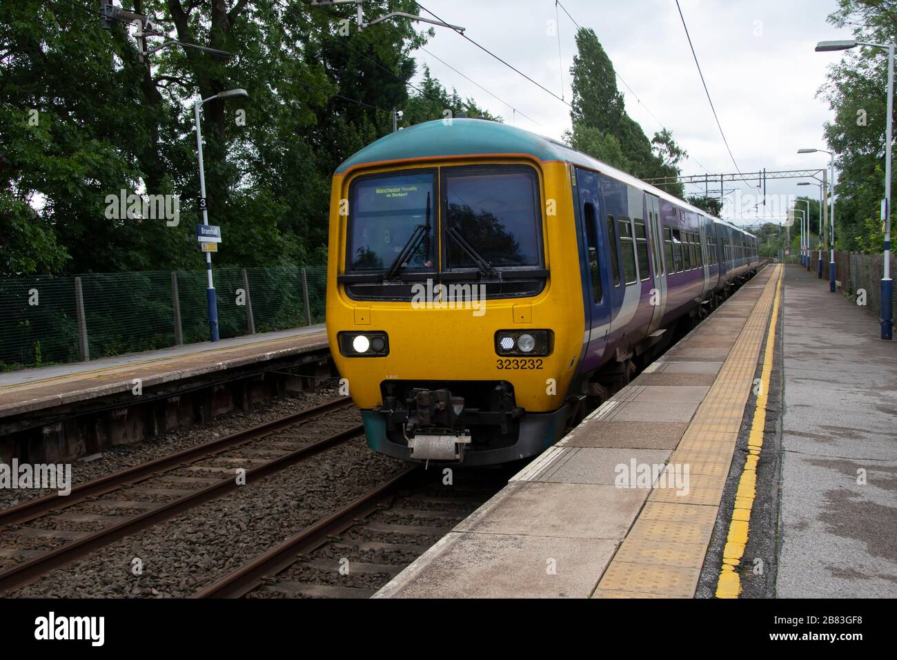 Nördliche Züge Klasse 323 elektrische Mehreinheit, Vorortbahn, Einfahrt in den Bahnhof Bramhall, Stockport, Cheshire, in der Nähe von Manchester, England Stockfoto