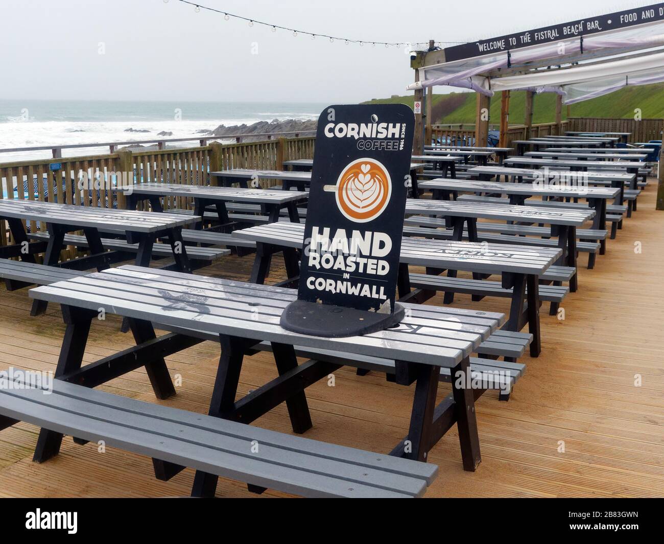 Wetter in Großbritannien, 19. März 2020. Der britische Fistral Beach Newquay Cornwall. Bars Cafés und Vergnügungsparkaden blieben leer, als die Öffentlichkeit Ratschläge zum Verweilen einließ. Cre Stockfoto
