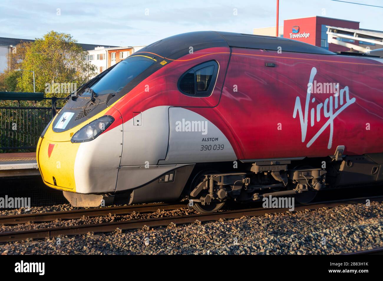Virgin Class 390, Pendolino, elektrischer Kippzug bei Rugby, Warwickshire, England Stockfoto