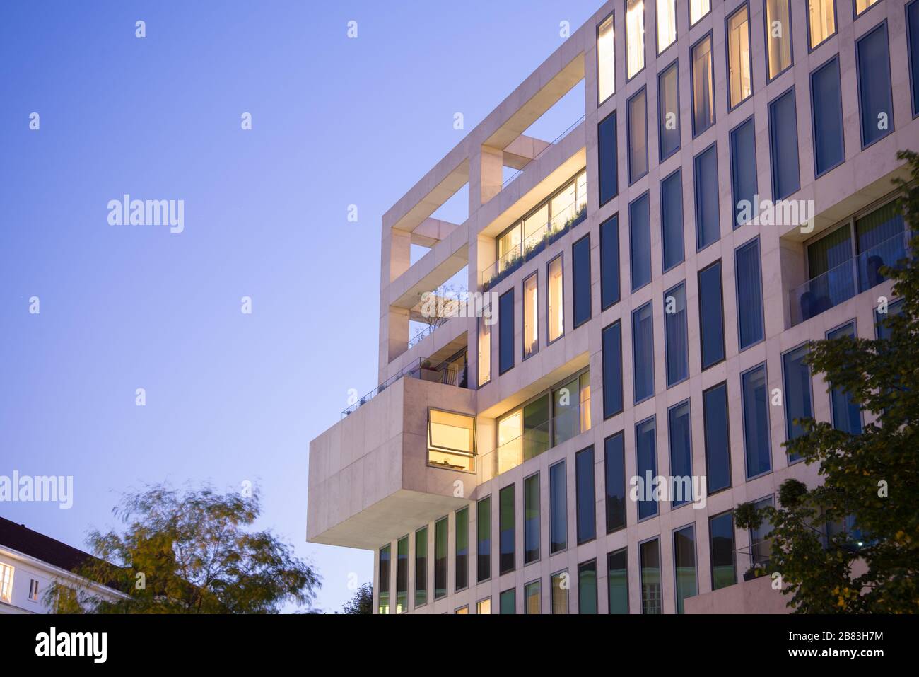 Holland Green Apartment Block, Kensington High Street, London, W8 Window & Balcony Detail von OMA & Allies & Morrison Architects Stockfoto Holland Green Apartment Block, Kensington High Street, London, W8 Window & Balcony Detail von OMA & Allies & Morrison Architects Stockfoto