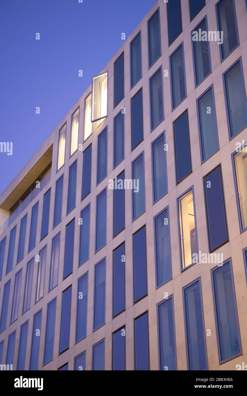 Holland Green Apartment Block, Kensington High Street, London, W8 Fenster- und Fassadendetails von OMA & Allies & Morrison Architects Stockfoto