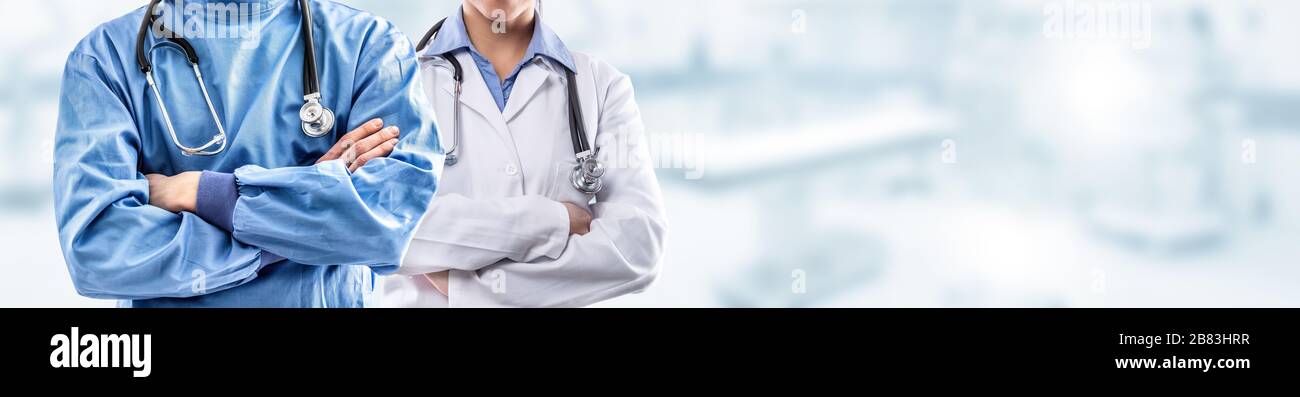 Junge Chirurgen und Ärzte vor verschwimmen das Innere des Operationssaals oder der Klinik Stockfoto