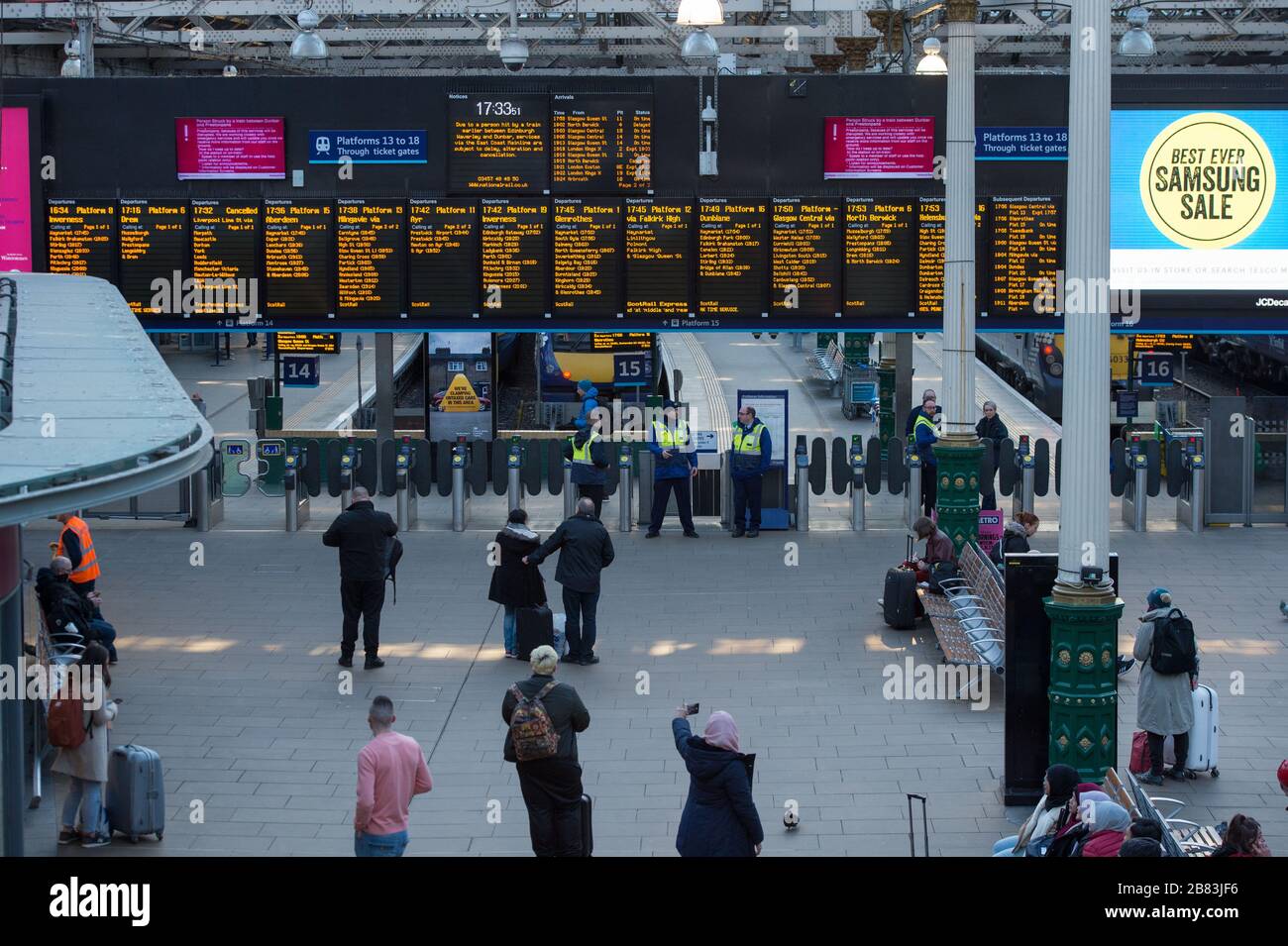 Edinburgh, Großbritannien. März 2020. Abgebildet: Waverley Station während der Hauptverkehrszeit während der Coronavirus Pandemie. Was normalerweise ein Hektik sein würde, voll von Pendlern, die versuchen, nach Hause zu kommen, eine mehr oder weniger leere Wohnung. Kredit: Colin Fisher/Alamy Live News Stockfoto
