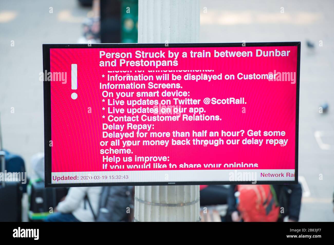 Edinburgh, Großbritannien. März 2020. Bild: Schild mit Hinweis auf verspäteten Service, da eine Person von einem Zug zwischen Dunbar und Prestonpans getroffen wurde. Waverley Station während der Hauptverkehrszeit während der Coronavirus Pandemie. Was normalerweise ein Hektik sein würde, voll von Pendlern, die versuchen, nach Hause zu kommen, eine mehr oder weniger leere Wohnung. Kredit: Colin Fisher/Alamy Live News Stockfoto