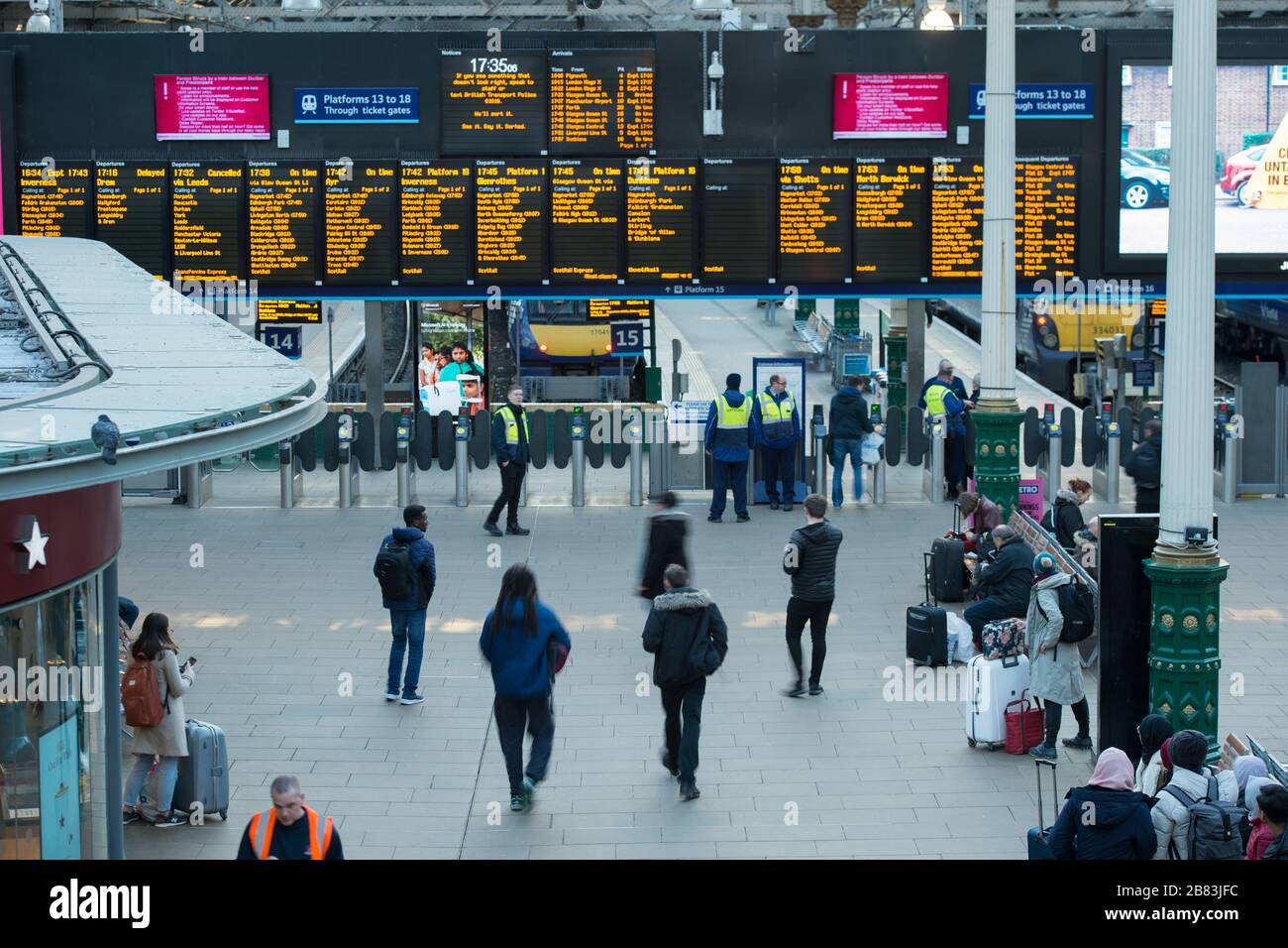 Edinburgh, Großbritannien. März 2020. Abgebildet: Waverley Station während der Hauptverkehrszeit während der Coronavirus Pandemie. Was normalerweise ein Hektik sein würde, voll von Pendlern, die versuchen, nach Hause zu kommen, eine mehr oder weniger leere Wohnung. Kredit: Colin Fisher/Alamy Live News Stockfoto