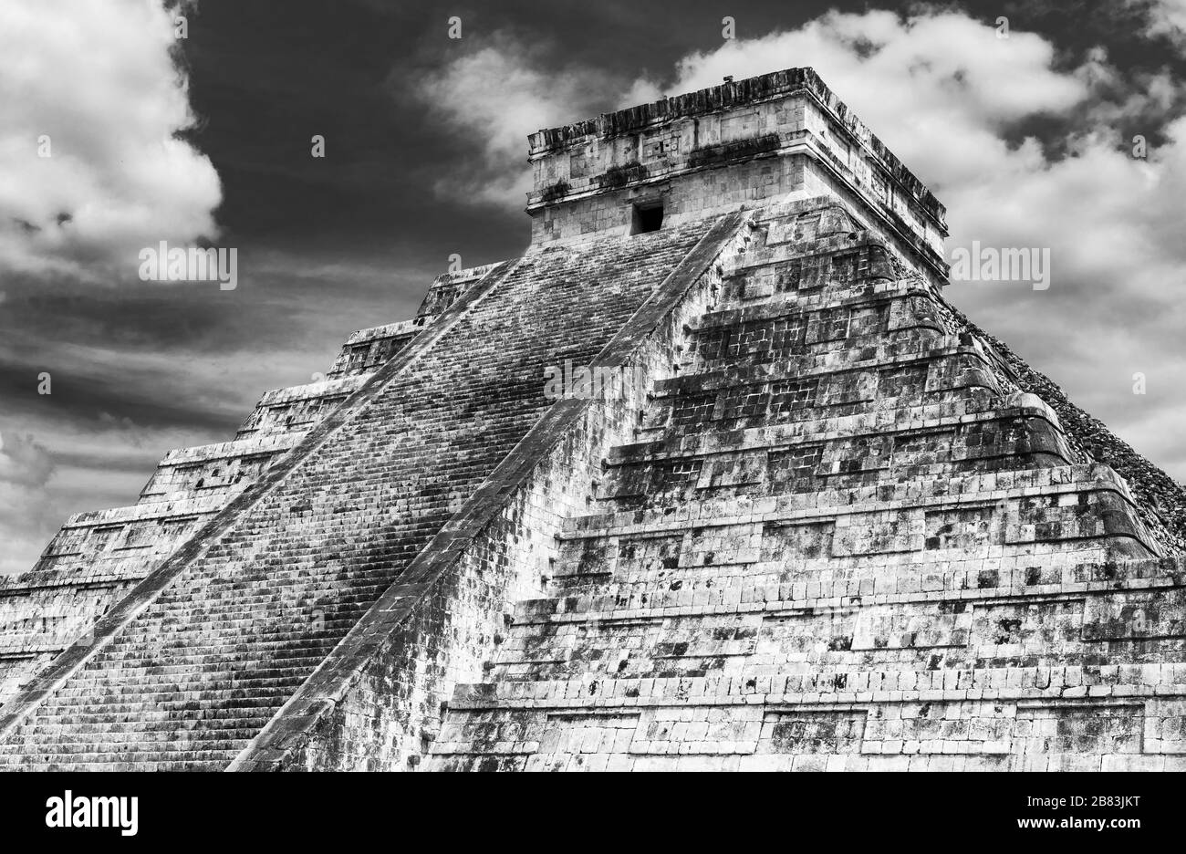 Die Maya-Pyramide von Kukulkan oder El Castillo in Schwarzweiß in der Nähe von Merida und Cancun, Yucatan-Halbinsel, Mexiko. Stockfoto