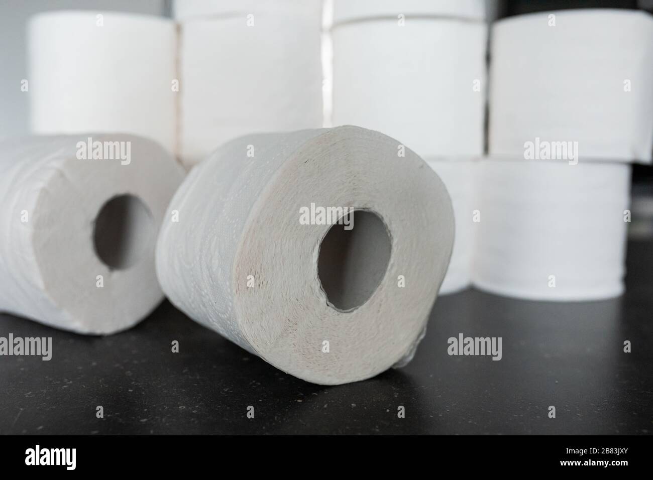 toilettenpapier, das auf einem Schreibtisch in einem Haus zusammengerunzt ist Stockfoto