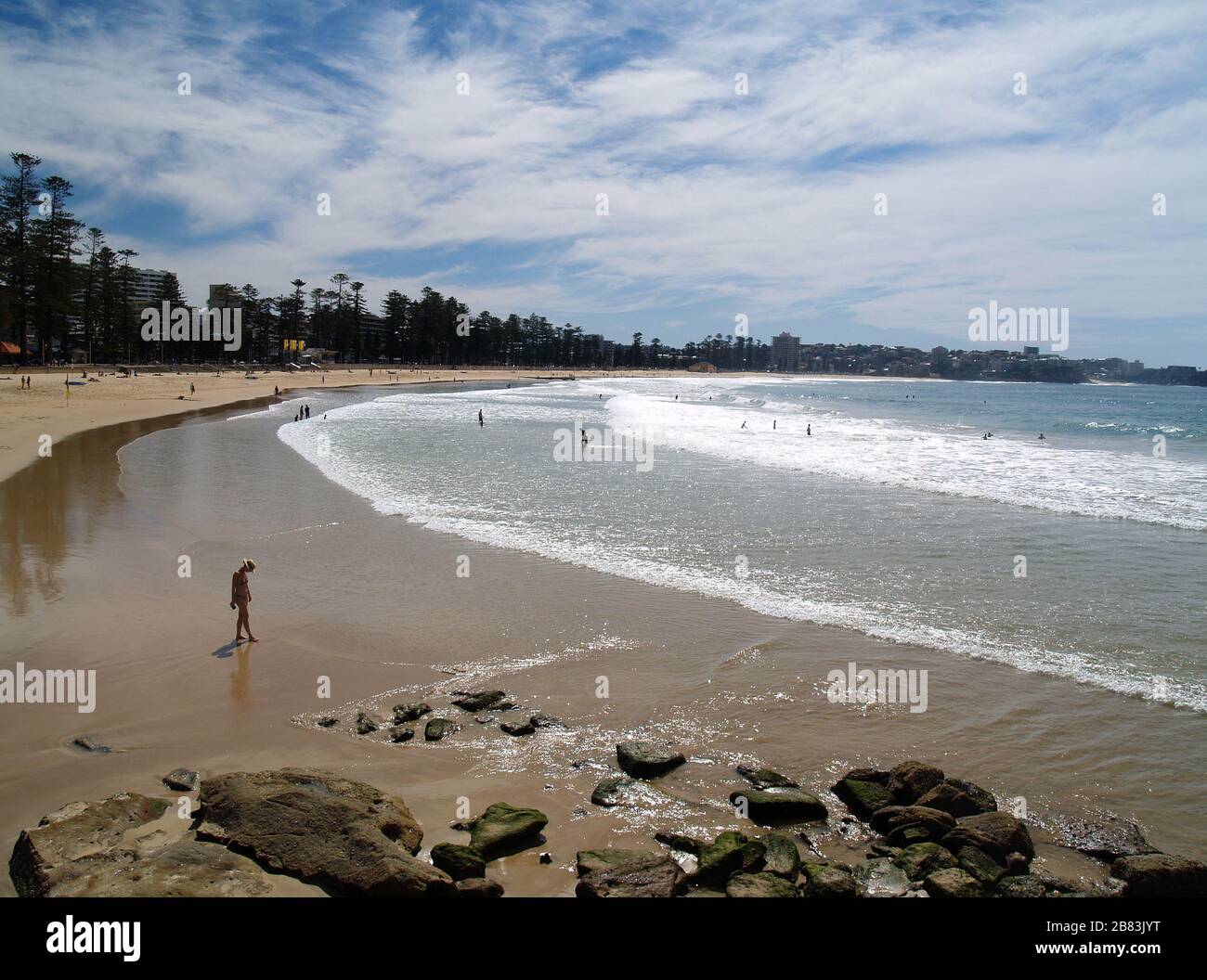 Menschen, die am Manly Beach, Sydney, New South Wales, Australien surfen und Sonnenschein genießen. Stockfoto
