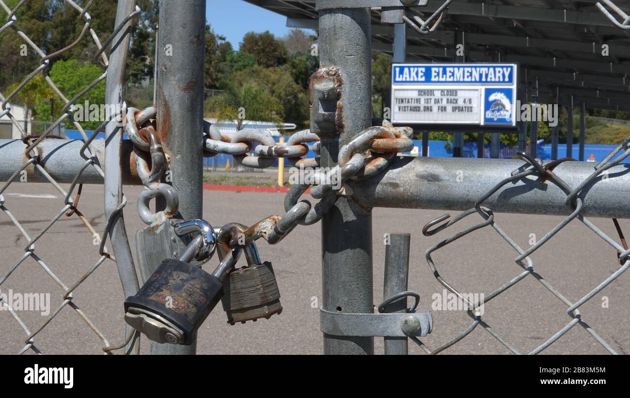 Ein gesperrtes Tor an einer San Diego County Schule schloss wegen Coronavirus Stockfoto