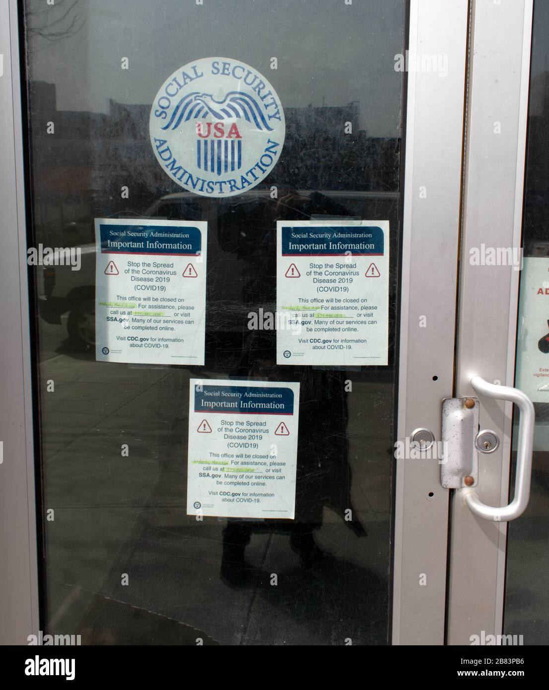 Schilder, die in einem Sozialversicherungsamt in Inwood, Manhattan, New york veröffentlicht wurden und Angaben, dass sie aufgrund des Coronavirus oder der Kovid-19-Pandemie geschlossen sind Stockfoto