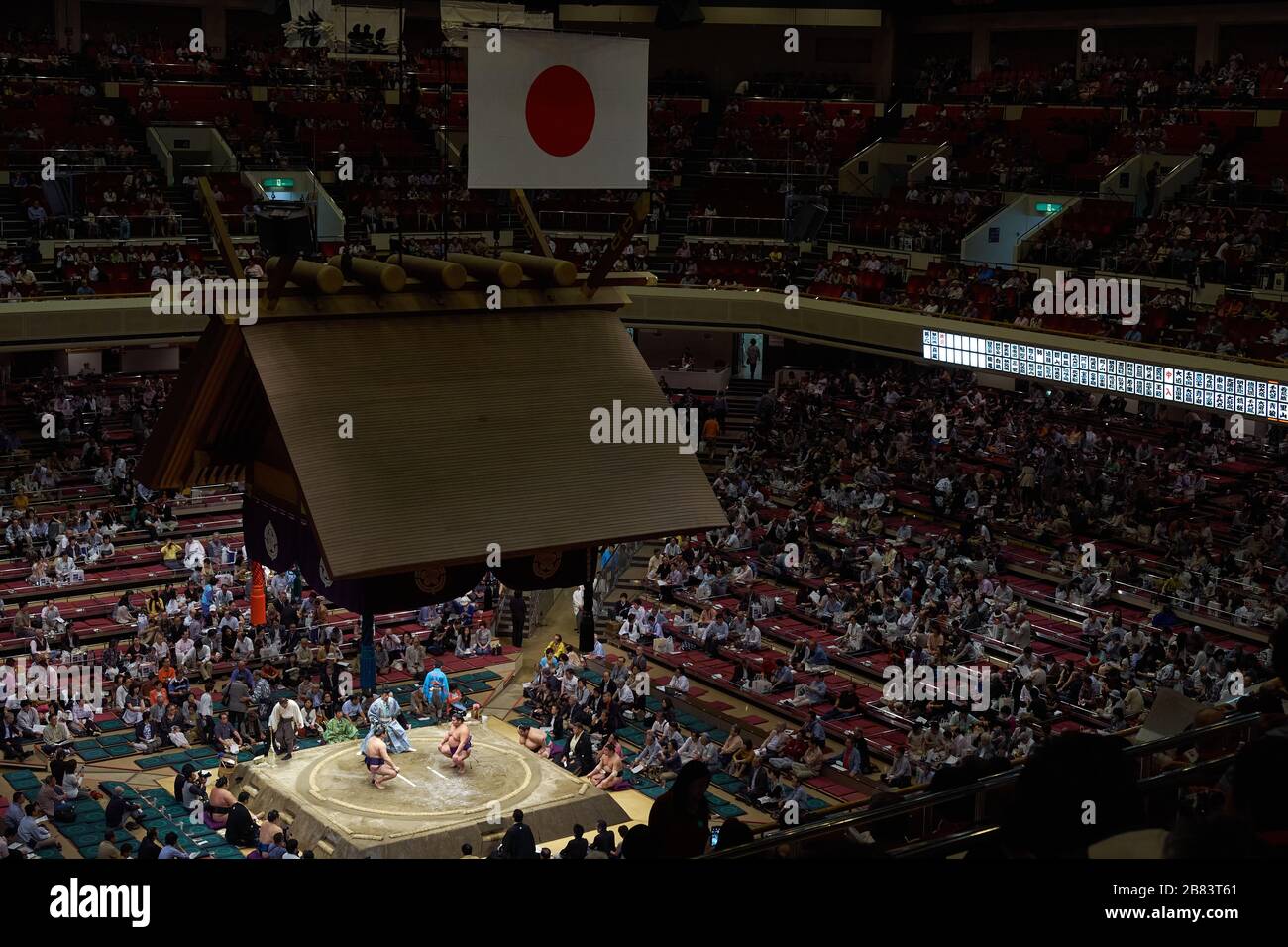 Sumo-Ringer, die sich auf den Kampf im Ringen beim Grand Sumo Turnier im September 2013 im Ryogoku Kokugikan, Tokio, Japan vorbereiten Stockfoto