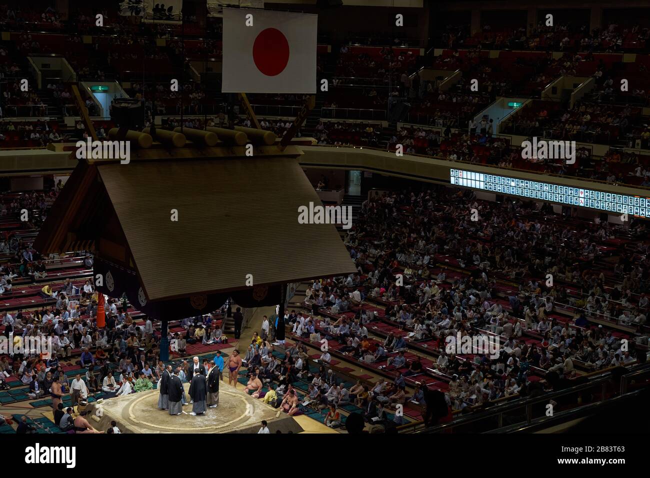 Sumo-Schiedsrichter, die im Mittelpunkt des Sumo-Ringes beim Grand Sumo-Turnier 2013 im Ryogoku Kokugikan, Tokio, Japan, sprechen Stockfoto