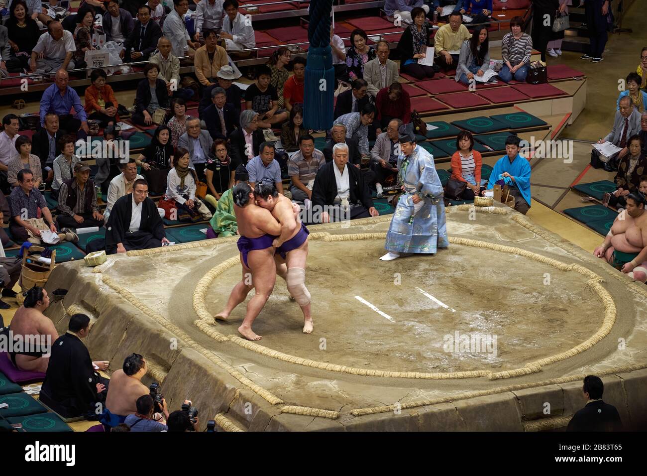 Sumo-Ringer kämpfen in den Wrestling-Ring bei 2013 September Grand Sumo-Turnier in Ryogoku Kokugikan, Tokyo, Japan Stockfoto