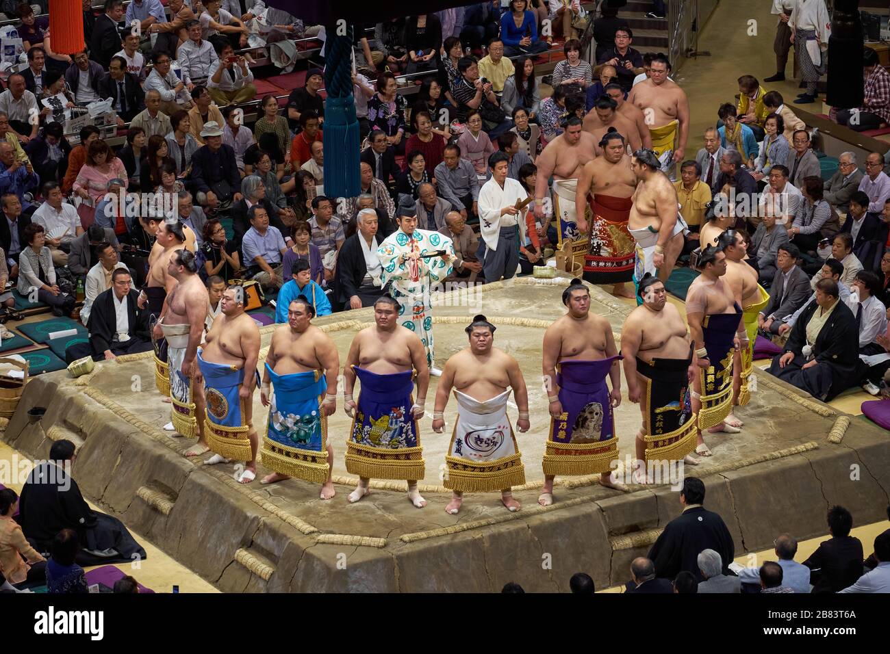 Sumo-Ringkämpfer, die zum Abschluss des großen Sumo-Turniers im September 2013 im Ryogoku Kokugikan, Tokio, Ja, in den Sumo-Ringkampf zur Tradition der Abschlussfeier einsteigen Stockfoto