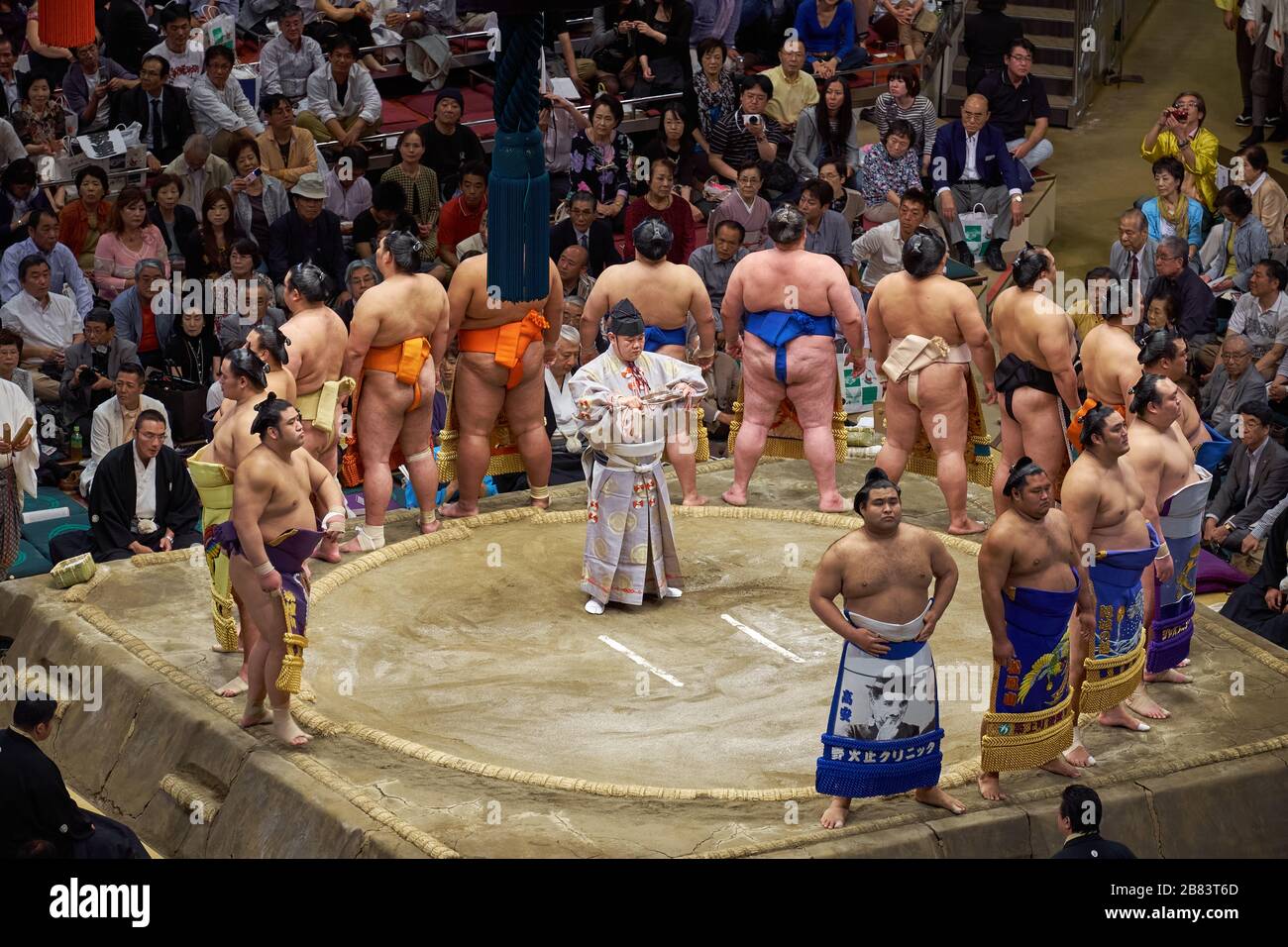 Sumo-Ringkämpfer im Sumo-Ringkampf zur Abschlussfeier Tradition beim Grand Sumo-Turnier 2013 im Ryogoku Kokugikan, Tokio, Japan Stockfoto