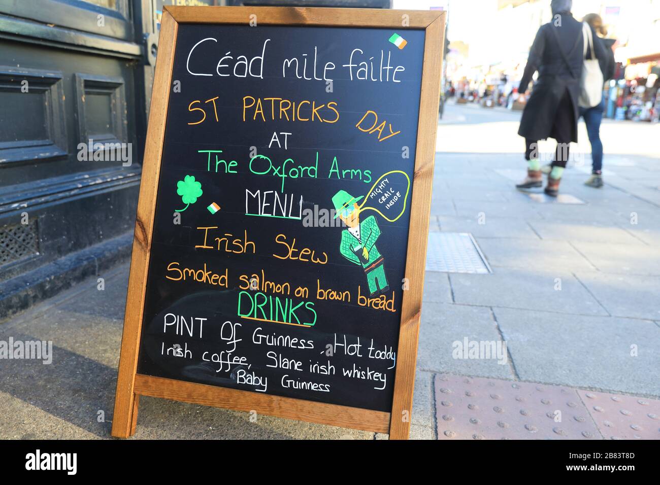 St. Patrick's Day wird im Pub Oxford Arms in der Camden High Street am Markt im Norden Londons gefeiert Stockfoto