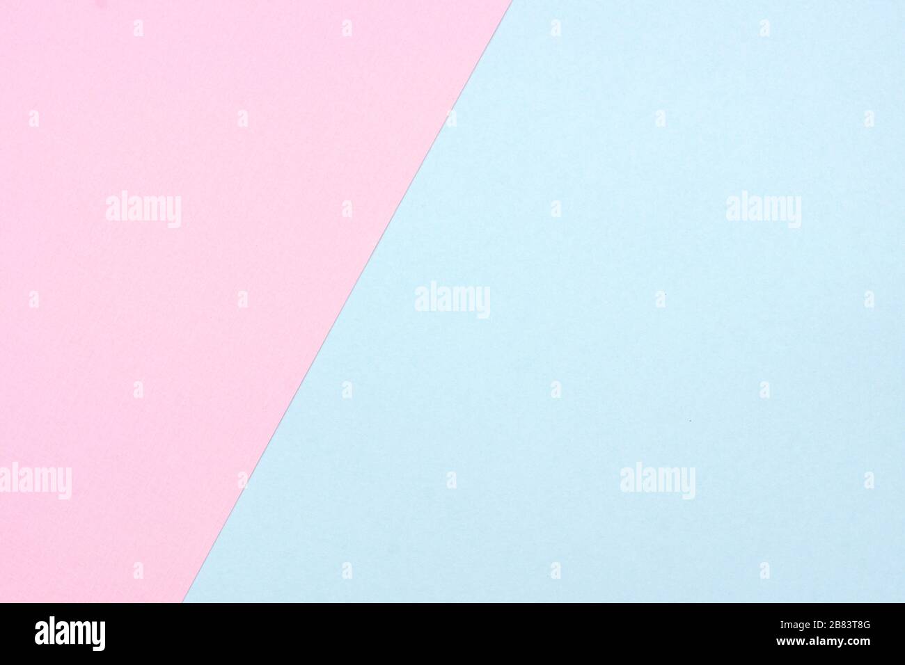 Pastellpinkfarbener und blauer Papiertextur abstrakter Hintergrund. Außerhalb der Mitte, Winkel. Stockfoto